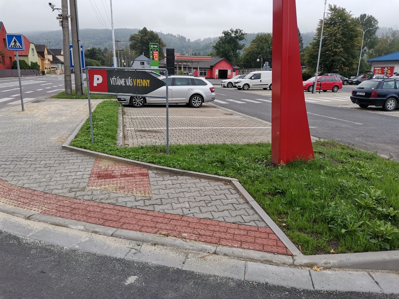 Nový chodník na přejezdu v Odrách